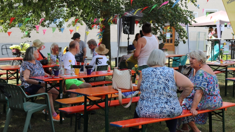 Ein buntes Programm für Besucher jeden Alters war beim Gartenfest geboten. Im Schatten des Grüns vor dem „Karli 17” fühlte man sich wohl. (Foto: Münchner Wohnen)