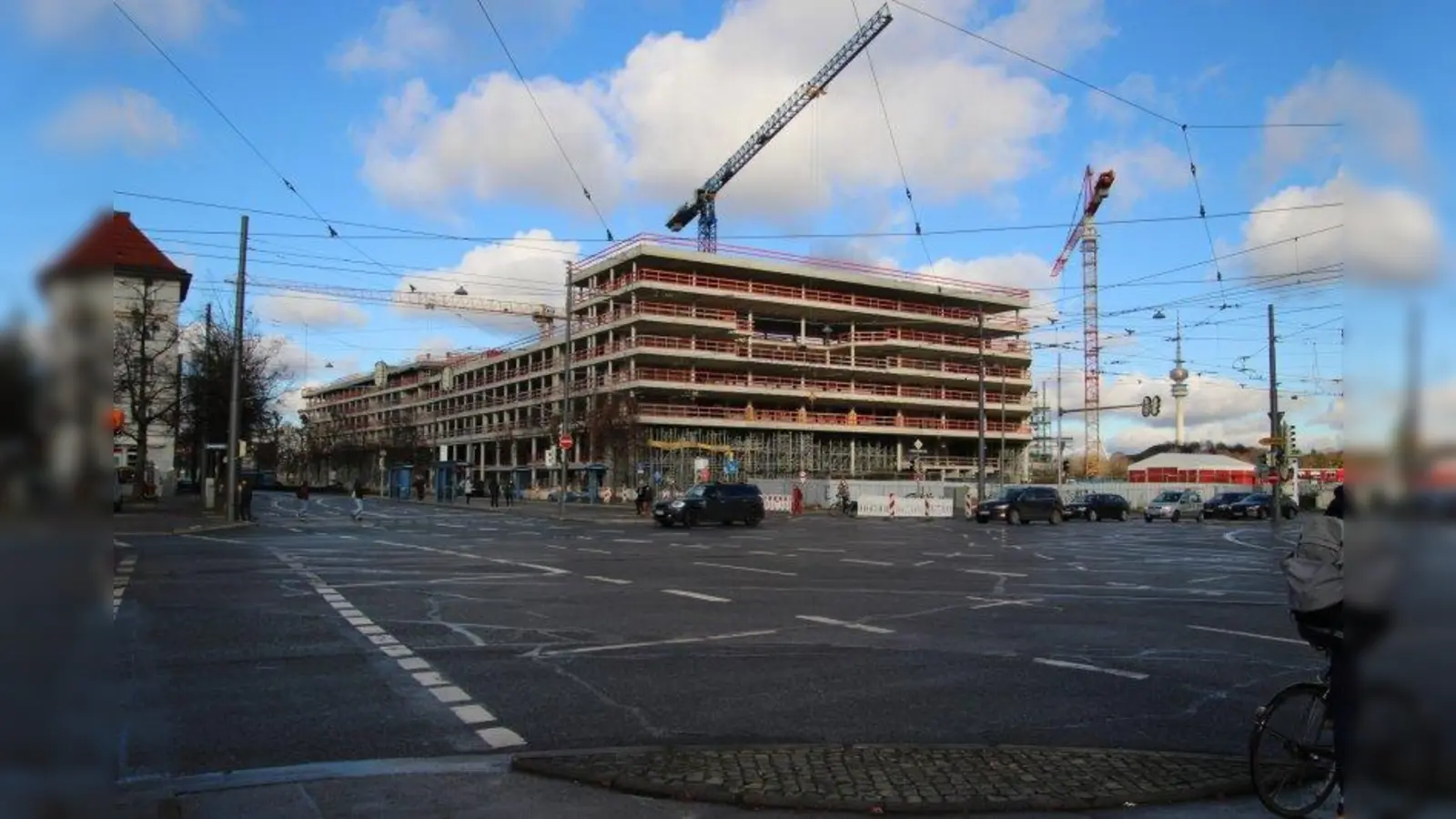 Am Leonrodplatz entsteht aktuell das neue Strafjustizzentrum, das mehr Verkehr generieren wird. Deshalb braucht es nach Ansicht der FDP-Stadtratsfraktion eine Art Verkehrskonzept. (Foto: sb)