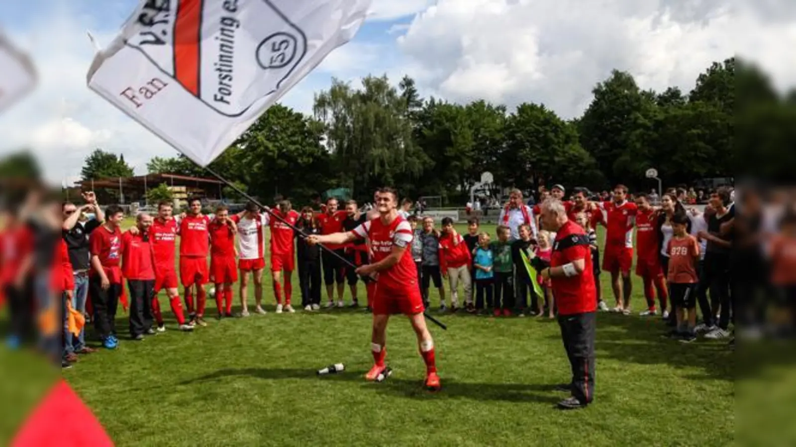 Der Aufstieg ist perfekt! Nach dem Spiel gegen den SV Anzing kannte der Jubel beim VfB Forstinning keine Grenzen mehr.	 (Foto: Sportfotografie Christian Riedel)