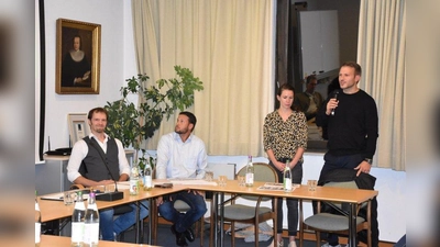 Investoren und Wirte stellten das Konzept vor: Dr. Florian Huber (v.l.), Manuel Kindervater, Verena und Christoph Ziesel. (Foto: Hauck)