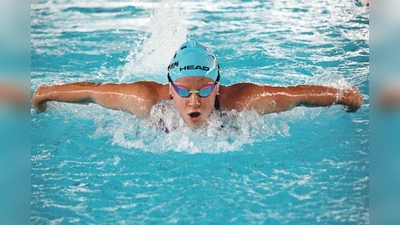 Amelie Zachenhuber fliegt im Schmetterlingstil mehr übers als durchs Wasser. Die Folge: Zeiten, mit denen sie die Konkurrenz auf Distanz hält.	 (Foto: privat)