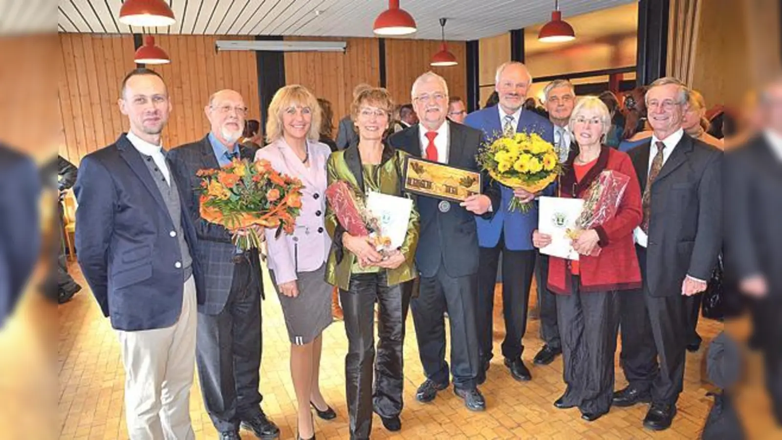 Pfarrer Markus Bittner, Jochen Döring, Gabriele Müller, Helga Döring, Helmut Dworzak, Klaus Rückert, Hans Stießberger, Gerlinde Rückert und Pfarrer Alfred Kauth (von links nach rechts).	 (Foto: Gemeinde Haar)