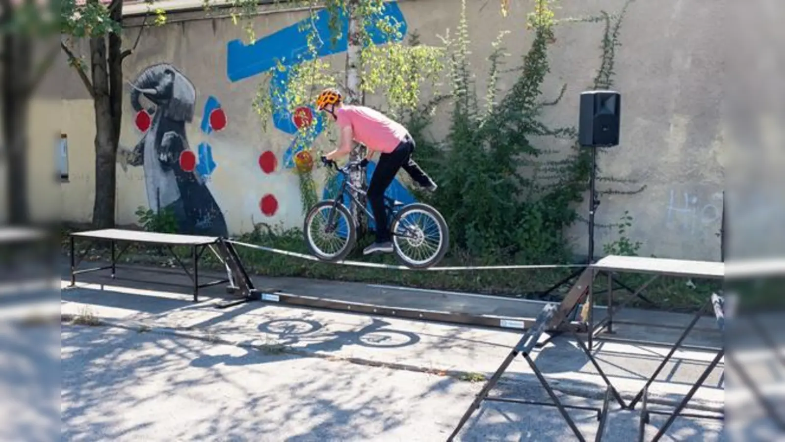 Die Slackline-Station fordert Balance und ganz viel Körpergefühl bei der  Münchner Radlrallye.	 (Foto: Radlhauptstadt München / Fabian Norden)