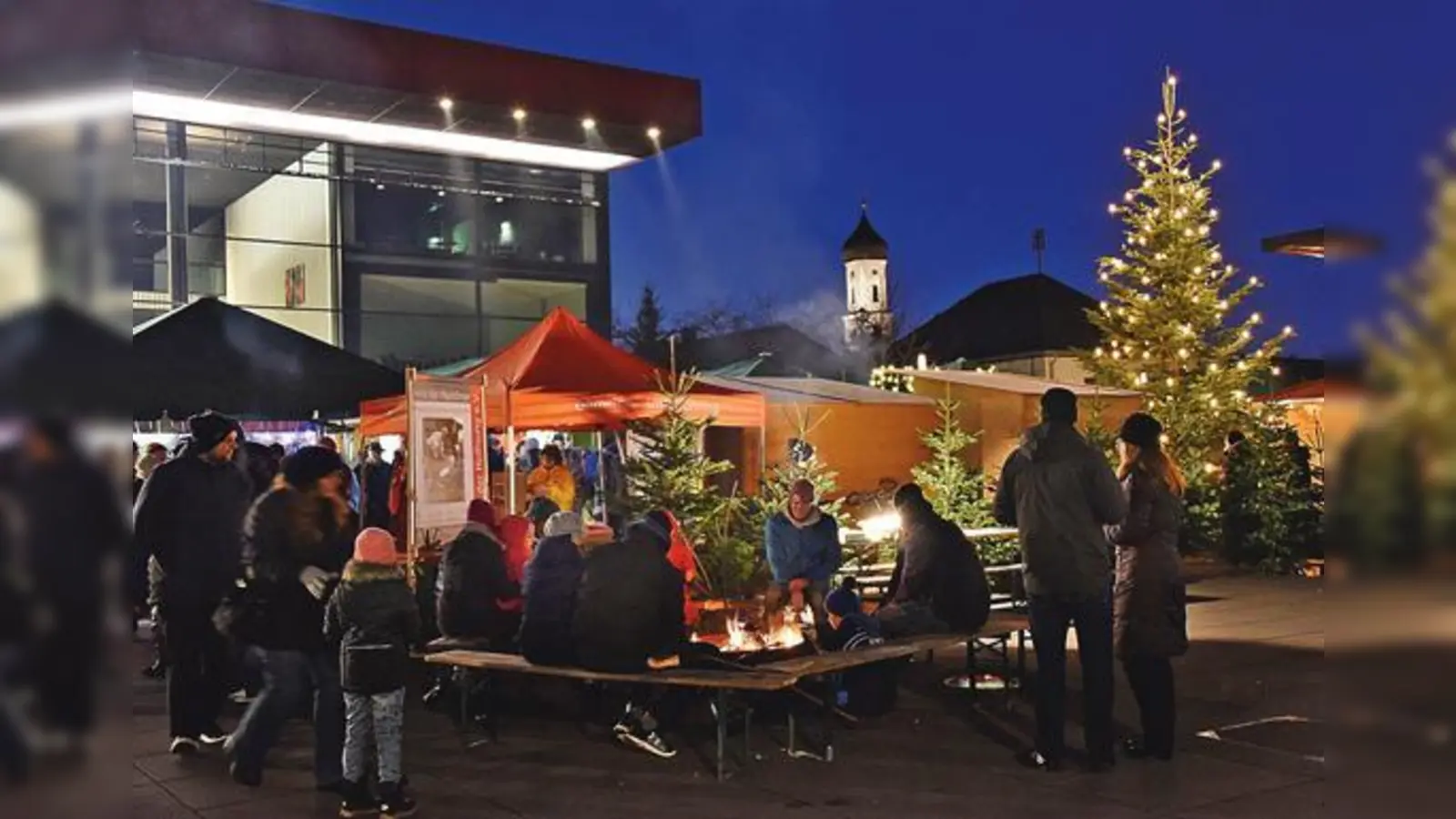 Auch dieses Jahr findet vor dem Bürgerhaus Unterföhring wieder ein Christkindlmarkt statt.  (Foto: Gemeinde)