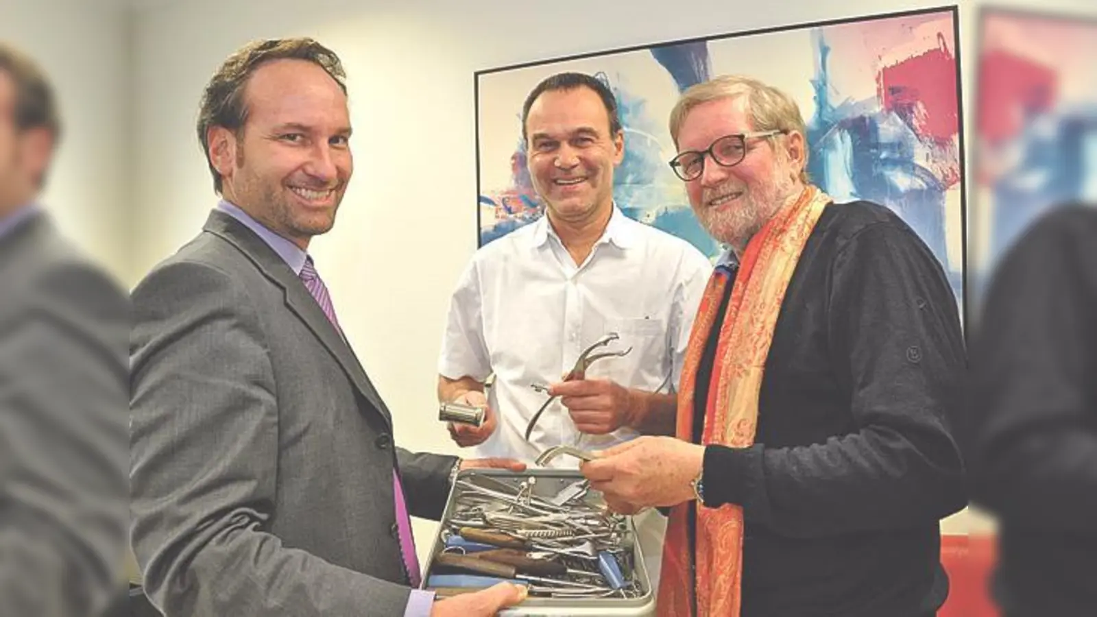 Für ihren Hilfseinsatz in einer Klinik in Westafrika übergab der Geschäftsführer der Kreisklinik Ebersberg, Stefan Huber, den Orthopäden Dr. Artur Klaiber und Dr. Wolfgang Haller (v. li.) nicht mehr benötigte unfallchirurgische OP-Sets.  (F: kk)