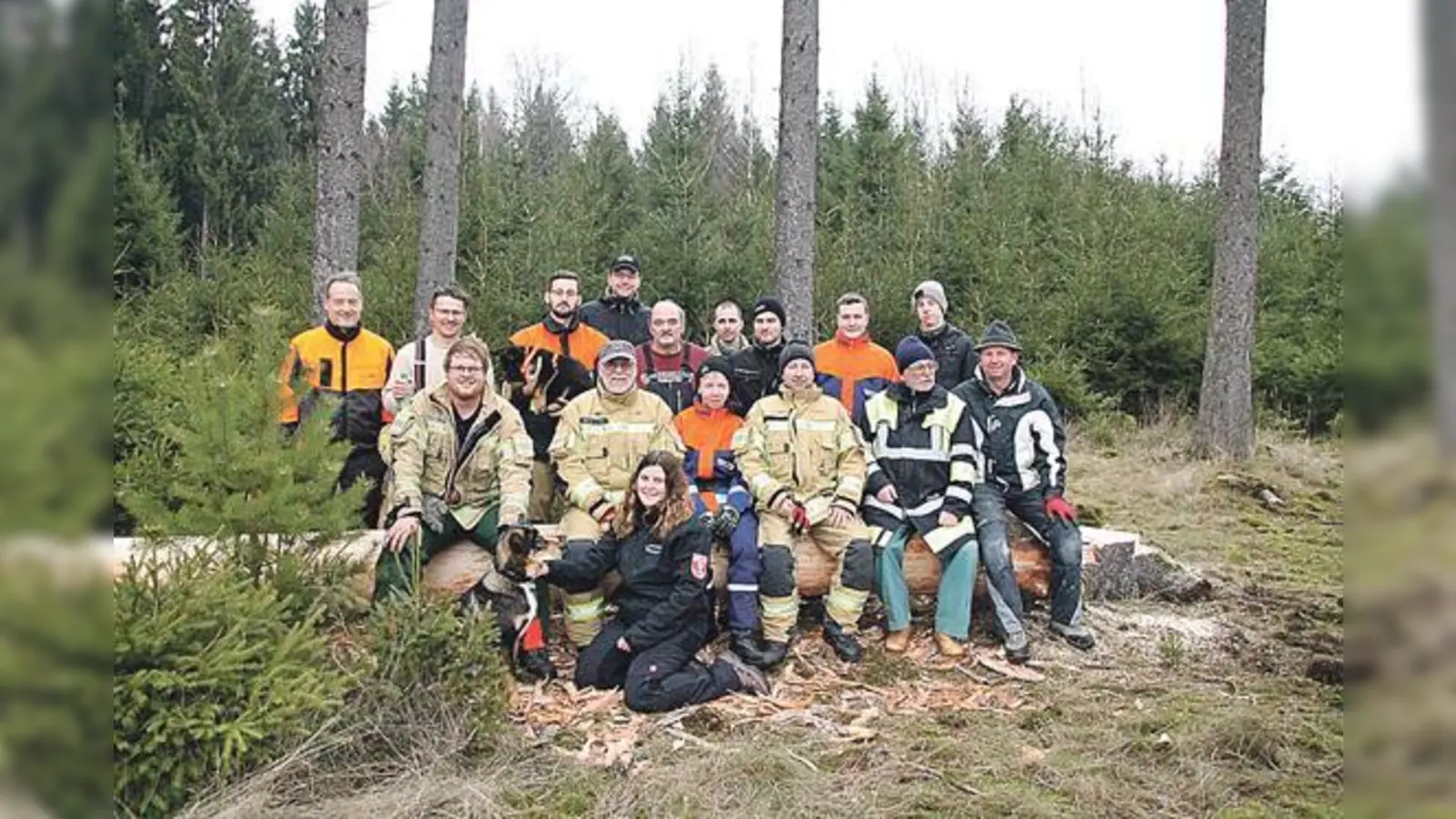 Ein Gruppenfoto der Hochbrücker Feuerwehrler mit ihrer »Trophäe« für den kommenden Mai. 	 (Foto: FFW Hochbrück)