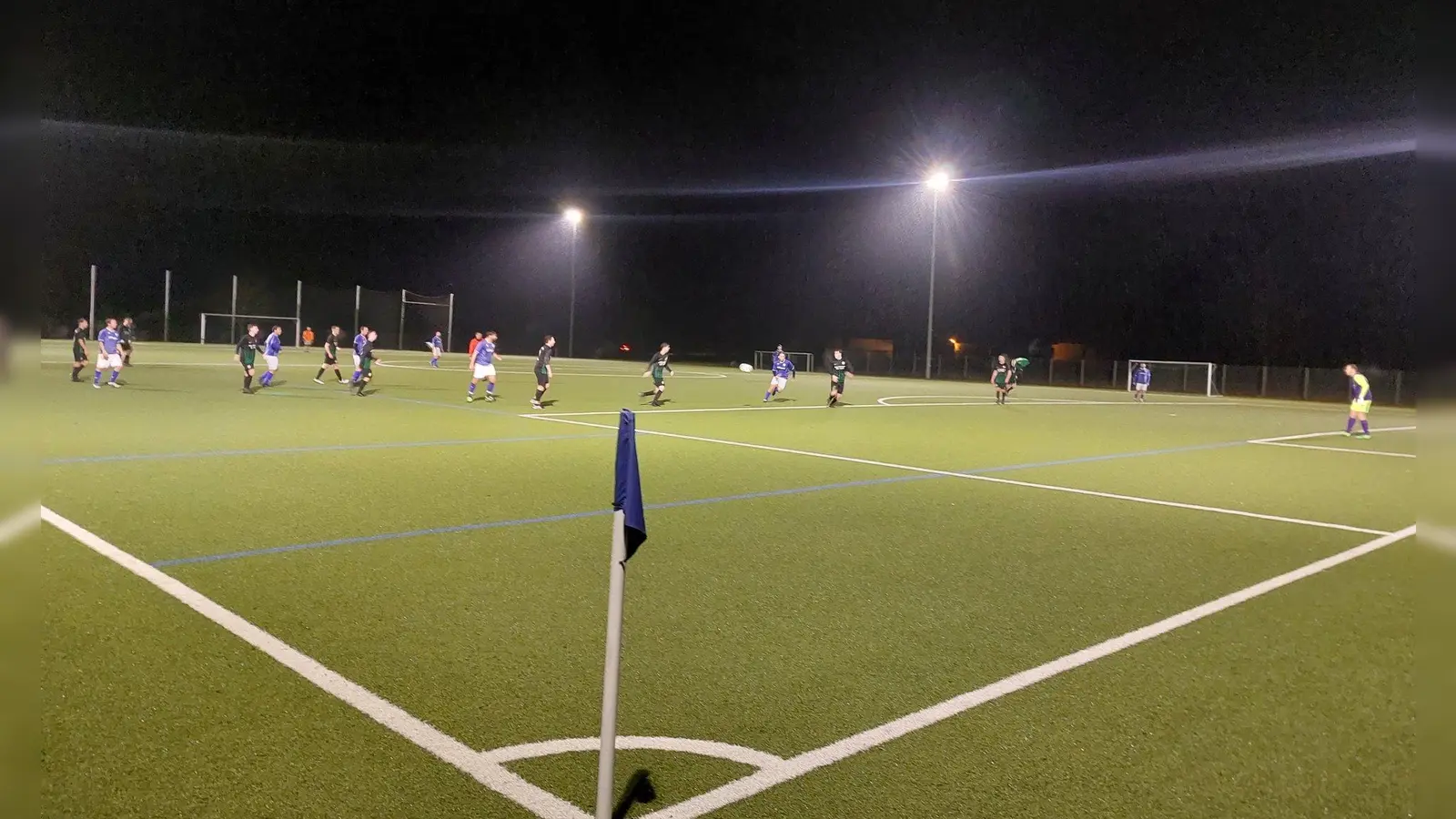 Besonders stark frequentiert ist am Wochenende der Kunstrasen des FC Moosburg, wo mehrere Teams aus dem Kreis Erding zu Gast sind. (Foto: bas)