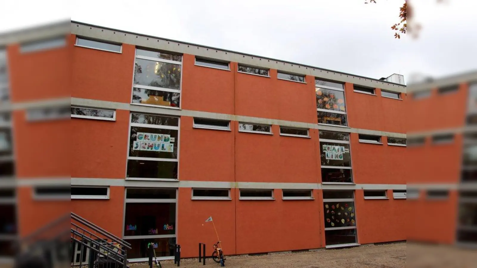 Neues Angebot in der Grundschule Krailling: Seit September ist Schulsozialarbeiter Harry Mayr Bindeglied zwischen Lehrern, Eltern und Schülern. Im Kollegium und in der Elternschaft findet die neue Stelle großen Anklang. (Foto: us)