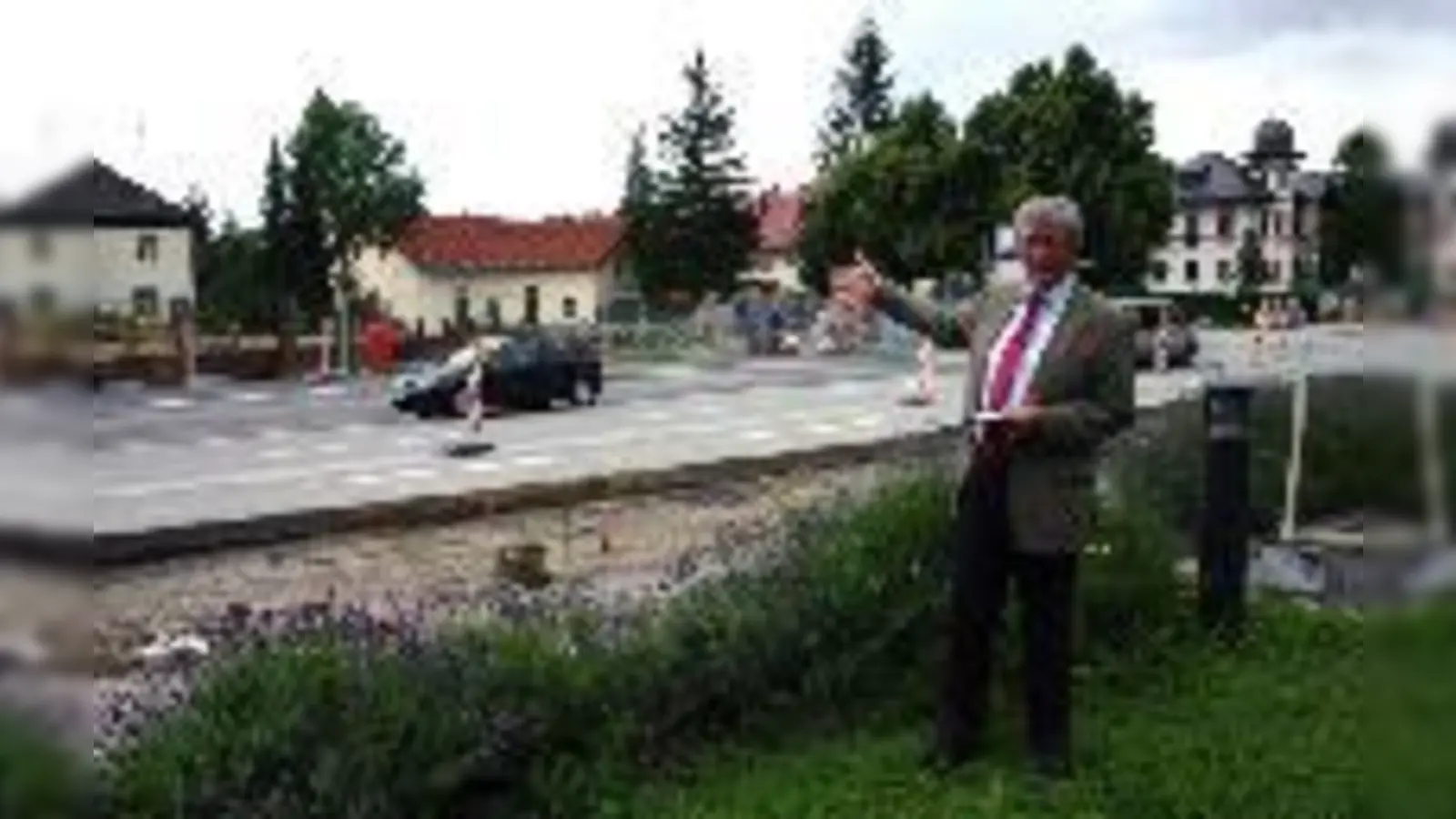 Demnächst wird das Bürgerhaus wachsen: Im Juli 2008 steht Unterföhrings Rathauschef Franz Schwarz (SPD) noch an der brach liegenden Fläche, im ersten Halbjahr 2010 wird an der Stelle die Begegnungsstätte bezugsfertig sein.	  (Foto: ko)