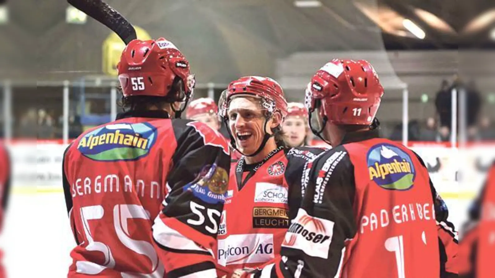 US-Stürmer Patrick Cullen (m.) spricht im Kurier Ebersberg über seine erste Zeit in Grafing und beim EHC Klostersee. 	 (Foto: smg/Nicky Alexander)