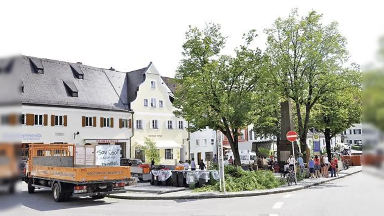 Der Marienplatz soll schöner werden, Bürger können Ideen einreichen. Thomas Kipfelsberger (kl. Foto, oben) etwa ist für den Erhalt der Parkplätze. Bernhard Margraf möchte, dass auch weiterhin Feste auf dem Marienplatz stattfinden können. 	 (Fotos: sf)