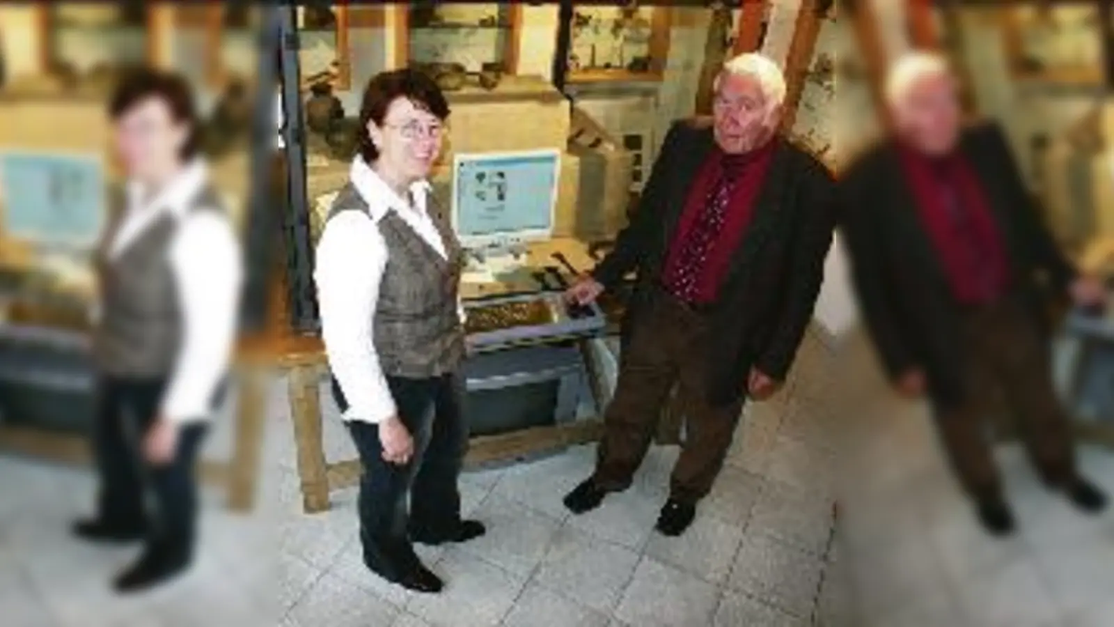 Sind sichtlich stolz auf die Neuerung  Gabriele Wolf und der »Vater des Museums«, Dr. Wolfgang Christoph, vor einem der sechs neuen Informations-Terminals im (Heimatmuseum.Foto: wei)