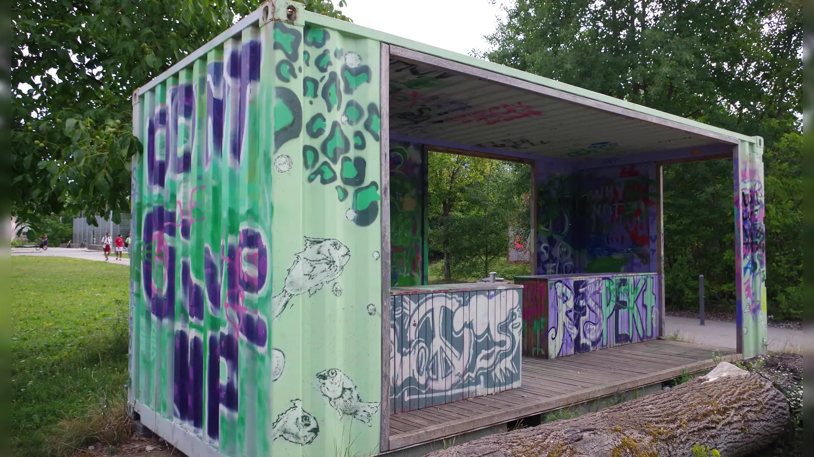 Der Jugendcontainer am Hirschgarten-Parkplatz steht in unmittelbarer Näher zur Skateranlage und bietet Jugendlichen einen Unterstand und Treffort. (Foto: kö)