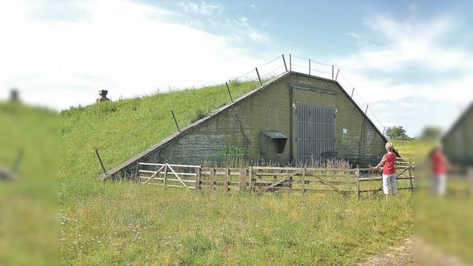 Günter Staudter  vor dem ehemaligen Munitionsbunker auf dem Flugplatzgelände.                                                               (Foto: VA)