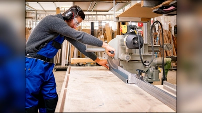 Kein Arbeitstag ist wie der andere: Wer im Rollladen- und Sonnenschutz-Handwerk arbeitet, gestaltet Lebens(t)räume. Technik und Gestaltung greifen ineinander, der Beruf gilt als ausgesprochen zukunfts- und krisensicher. (Foto: BVRS/txn)