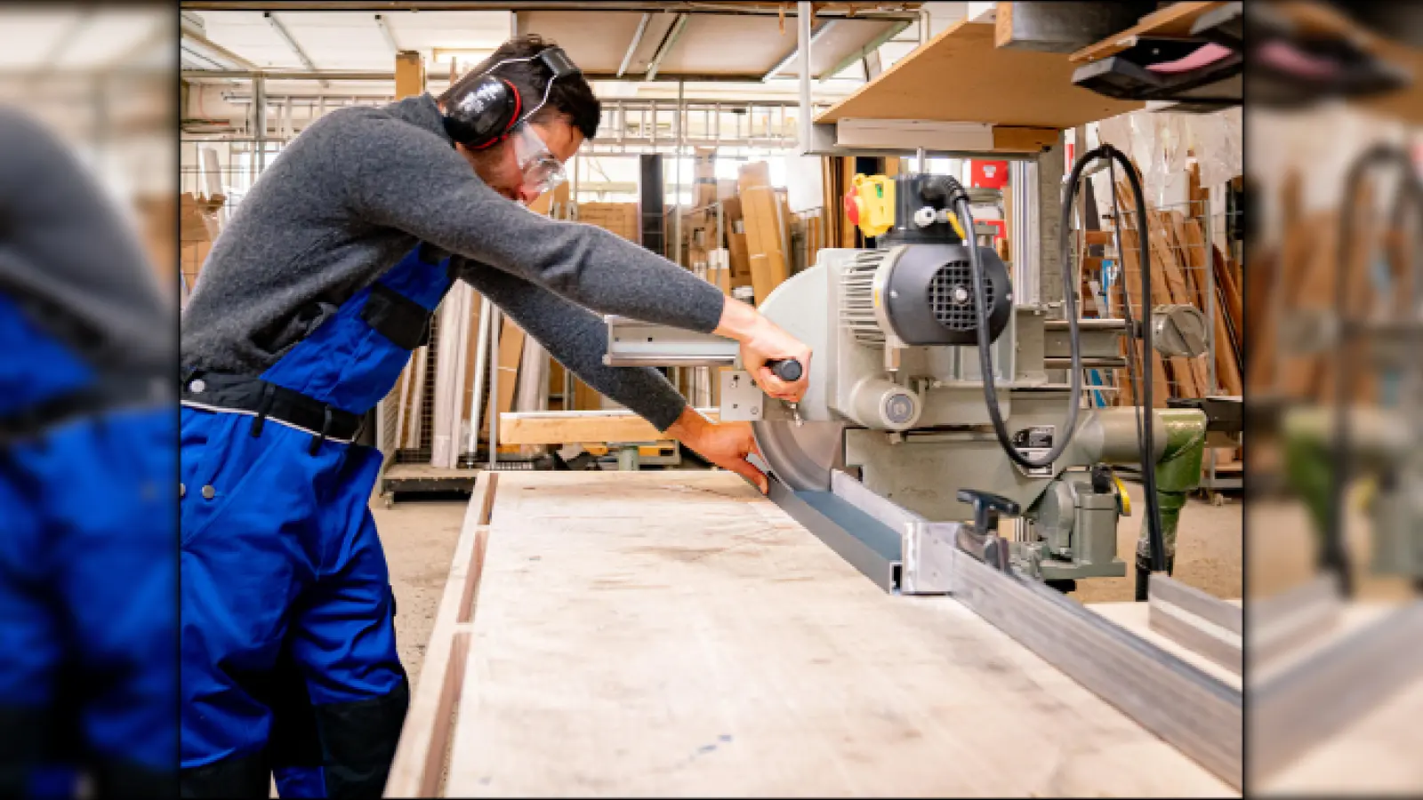 Kein Arbeitstag ist wie der andere: Wer im Rollladen- und Sonnenschutz-Handwerk arbeitet, gestaltet Lebens(t)räume. Technik und Gestaltung greifen ineinander, der Beruf gilt als ausgesprochen zukunfts- und krisensicher. (Foto: BVRS/txn)