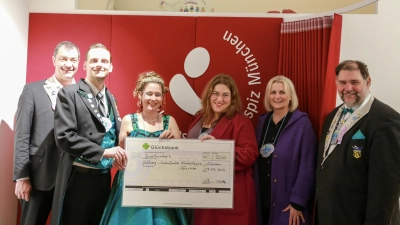 Der Faschingsclub Neuhausen besuchte auch in dieser Saison die Stiftung AKM: v.l. Josef Kreithmeier, Johannes I und Petra III, Franziska Velte, Monika Vogt und Andreas Bergtold. (Foto: Dr. Paul Moch)