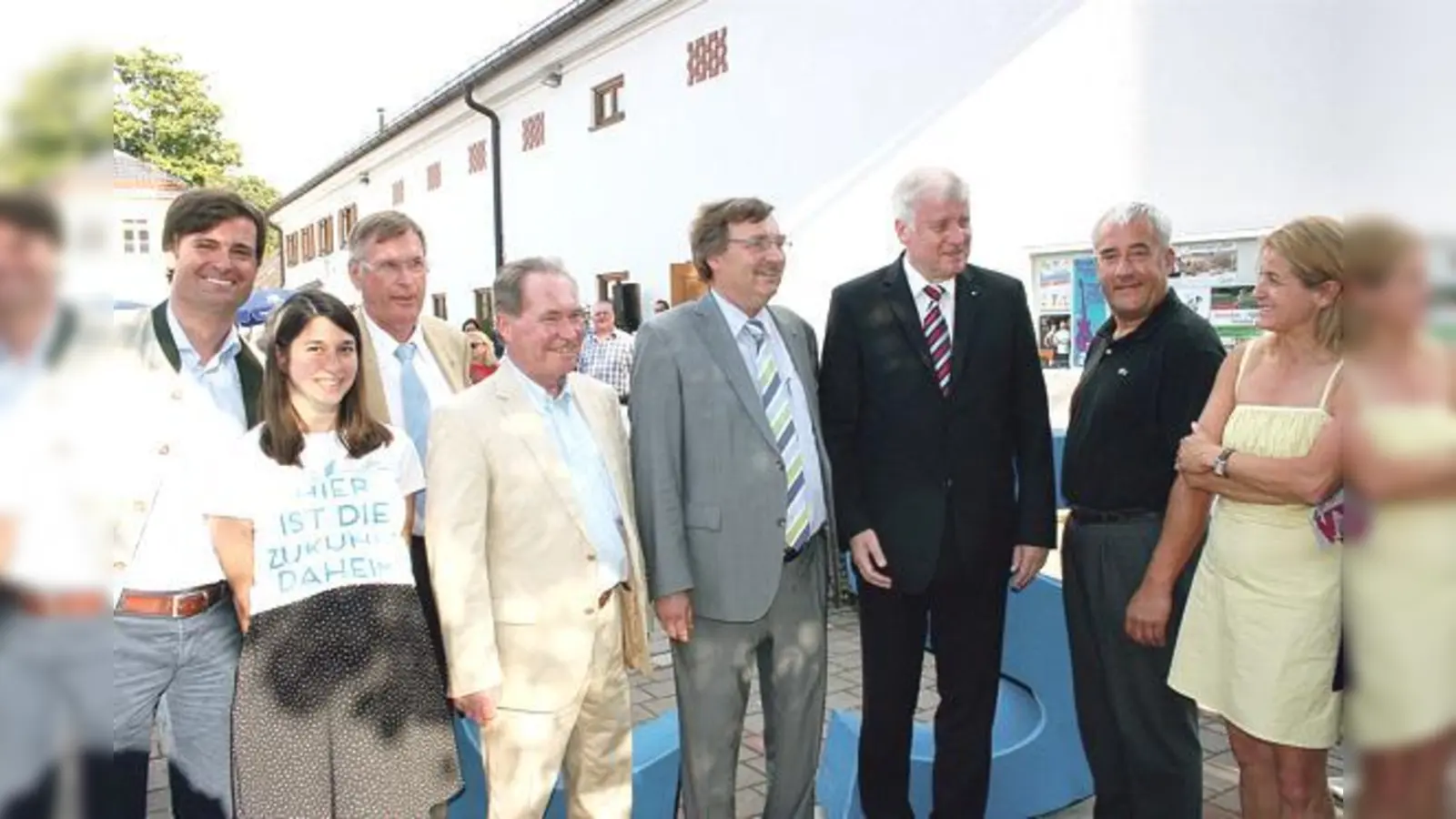 Ministerpräsident Horst Seehofer (dritter von rechts) war bei seinem Besuch im Moosacher Gut Nederling umringt von CSU-Politikern aus dem Münchner Norden.	 (Foto: ws)