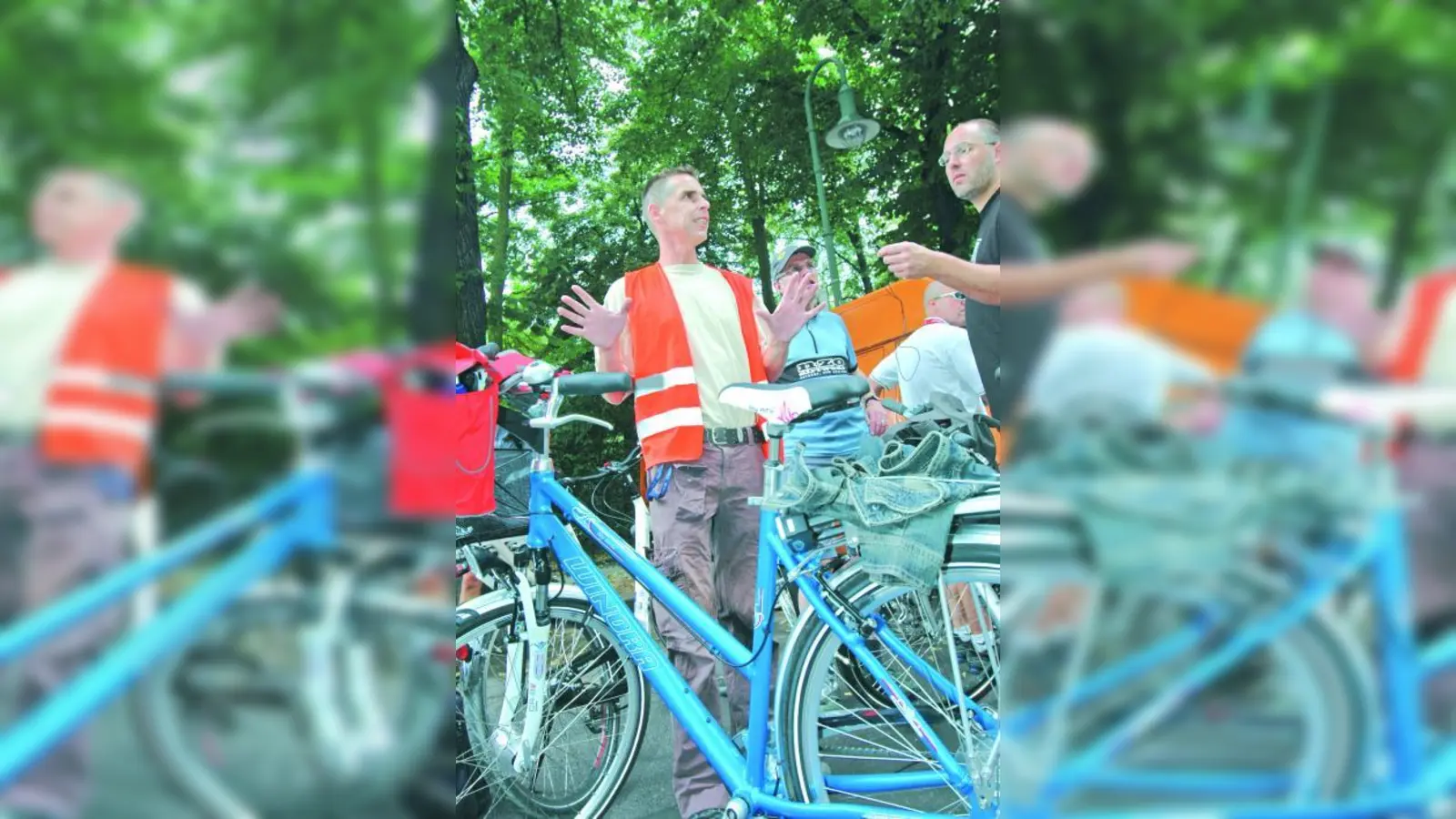 Wer eine Warnweste trägt, fällt im Verkehr besonders auf und ist somit sicherer unterwegs. (Foto: pressedienst-fahrrad)