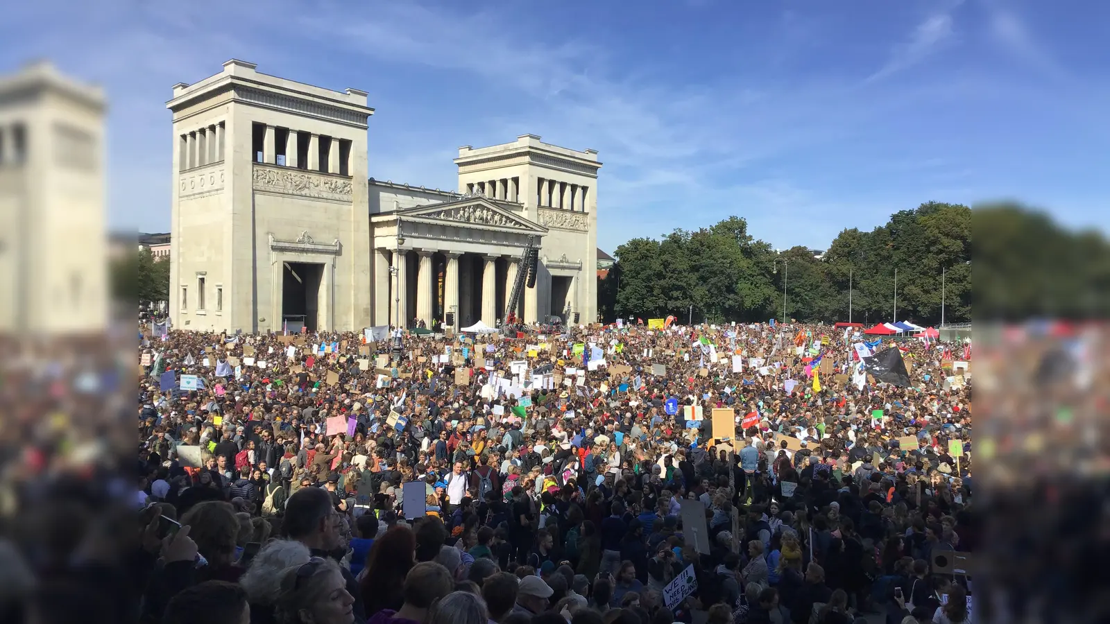 Es muss einiges anders werden: Bei "Fridays for Future", wie heuer am Königsplatz, demonstrierten viele Münchner. (Foto: Daniel Mielcarek)