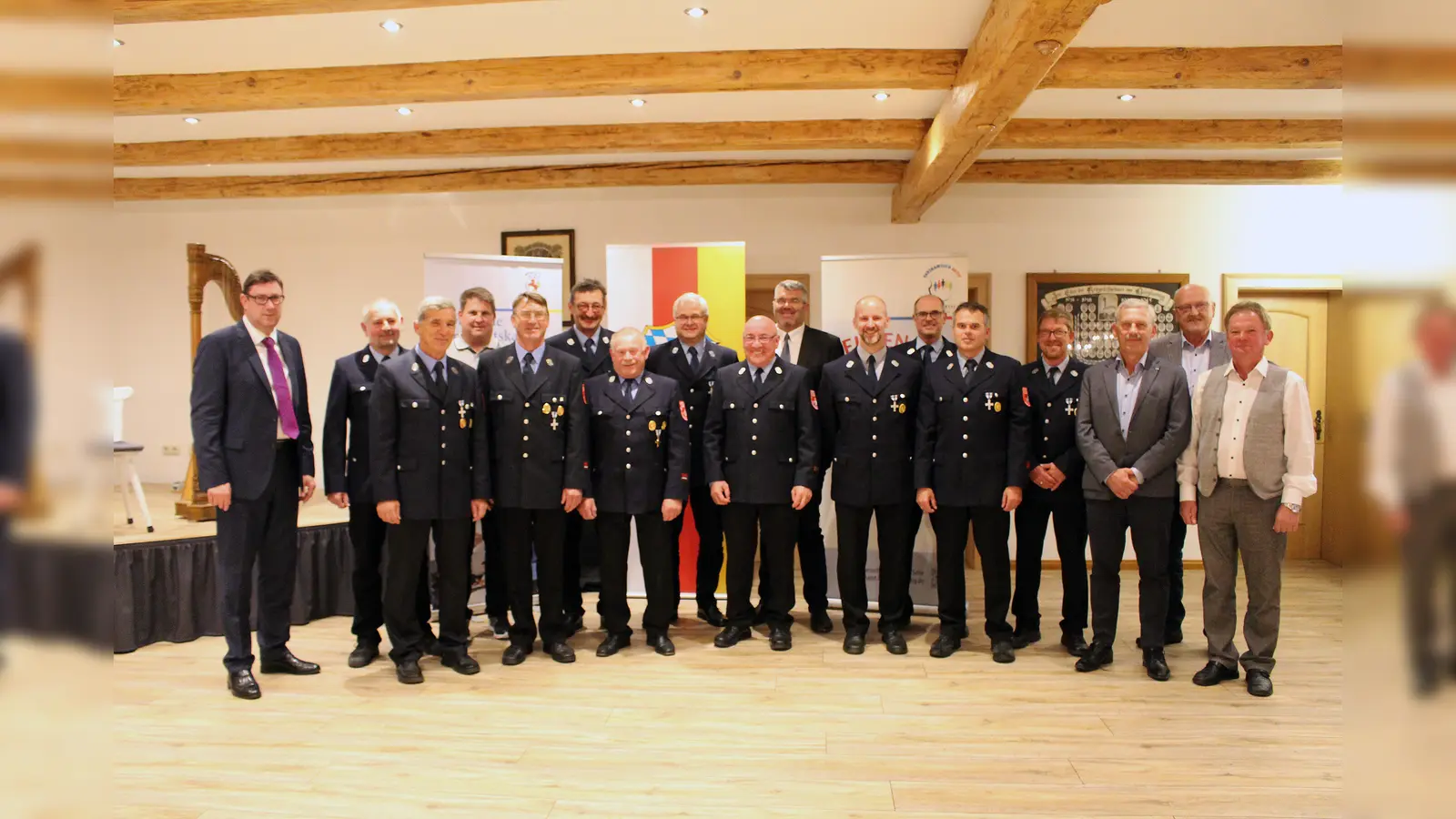 Landrat Martin Bayerstorfer (links) bei der Verleihung der goldenen Ehrenamtskarten.  (Foto: Landratsamt Erding)