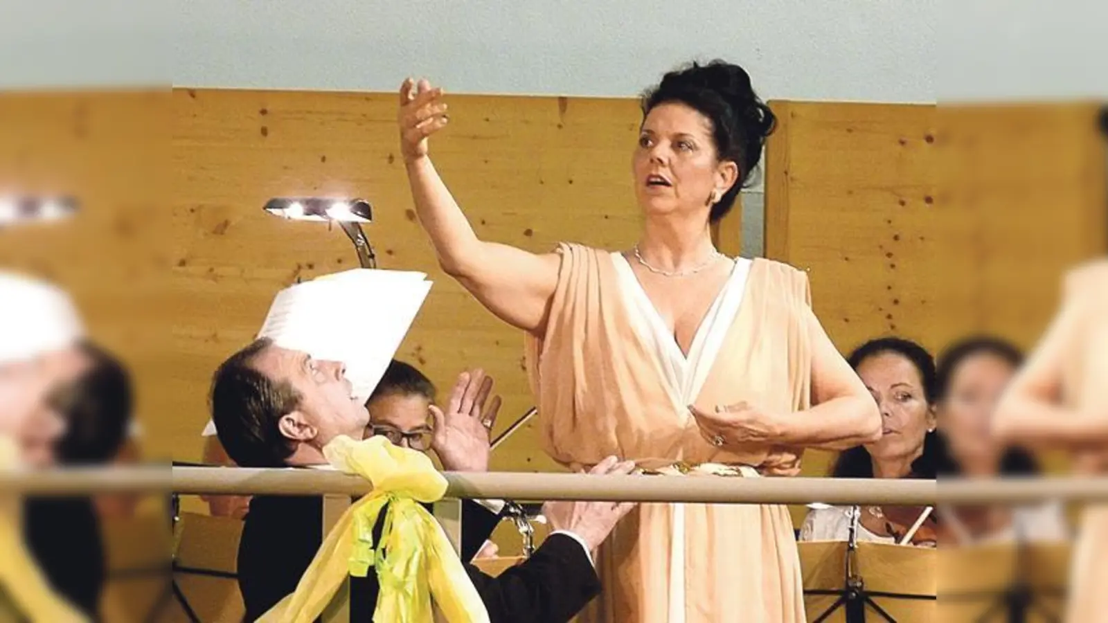 Melodisch wird es, wenn Barbara Sauter und Richard Wiedl singen, amüsant, wenn Christian Ude aus seinem Leben erzählt.	 (Foto: Kulturtage Poing e.V.)