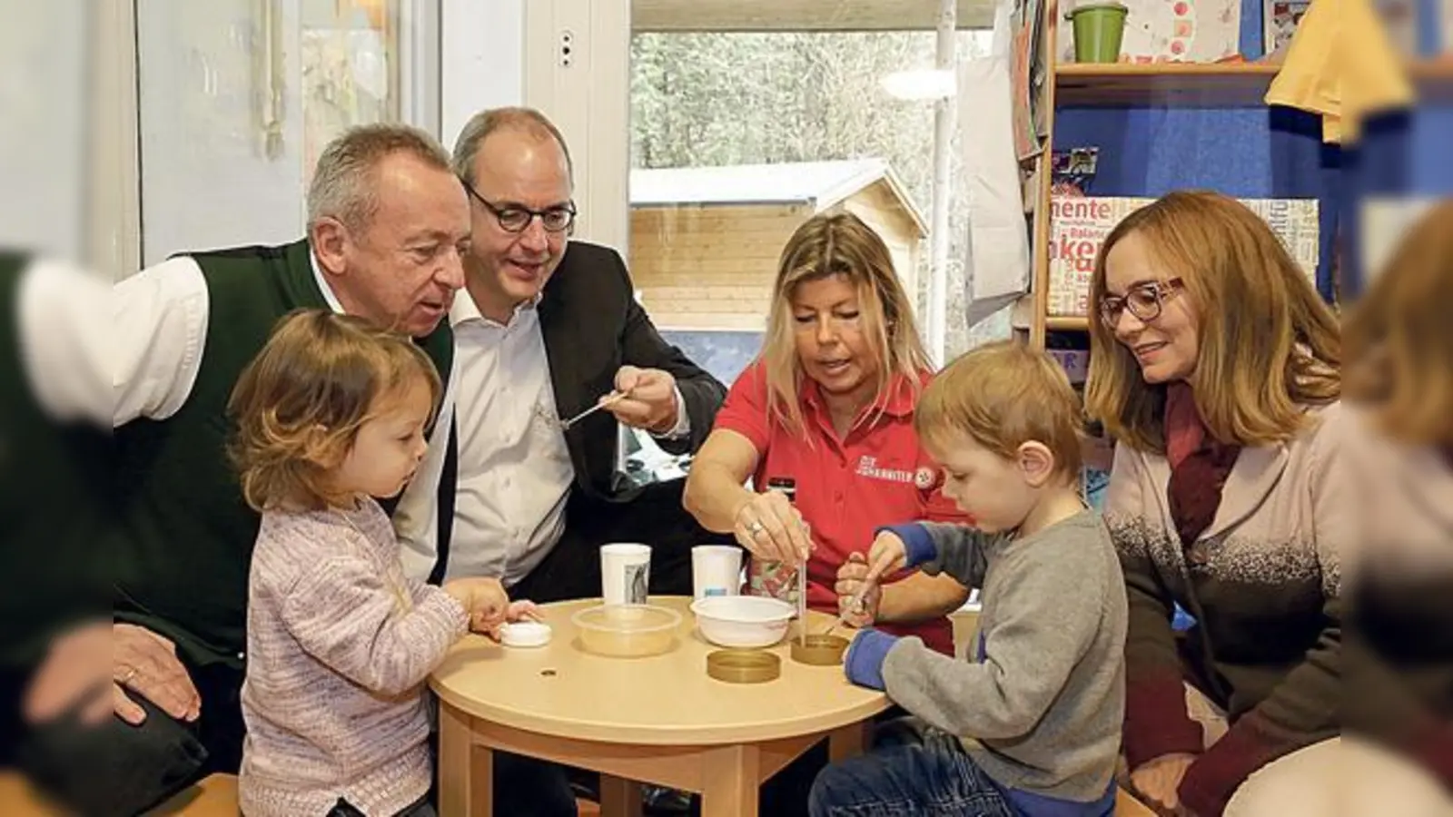 Lena und Julian zeigen gemeinsam mit Romana Steinwender wie sie forschen.	 (Foto: Johanniter)