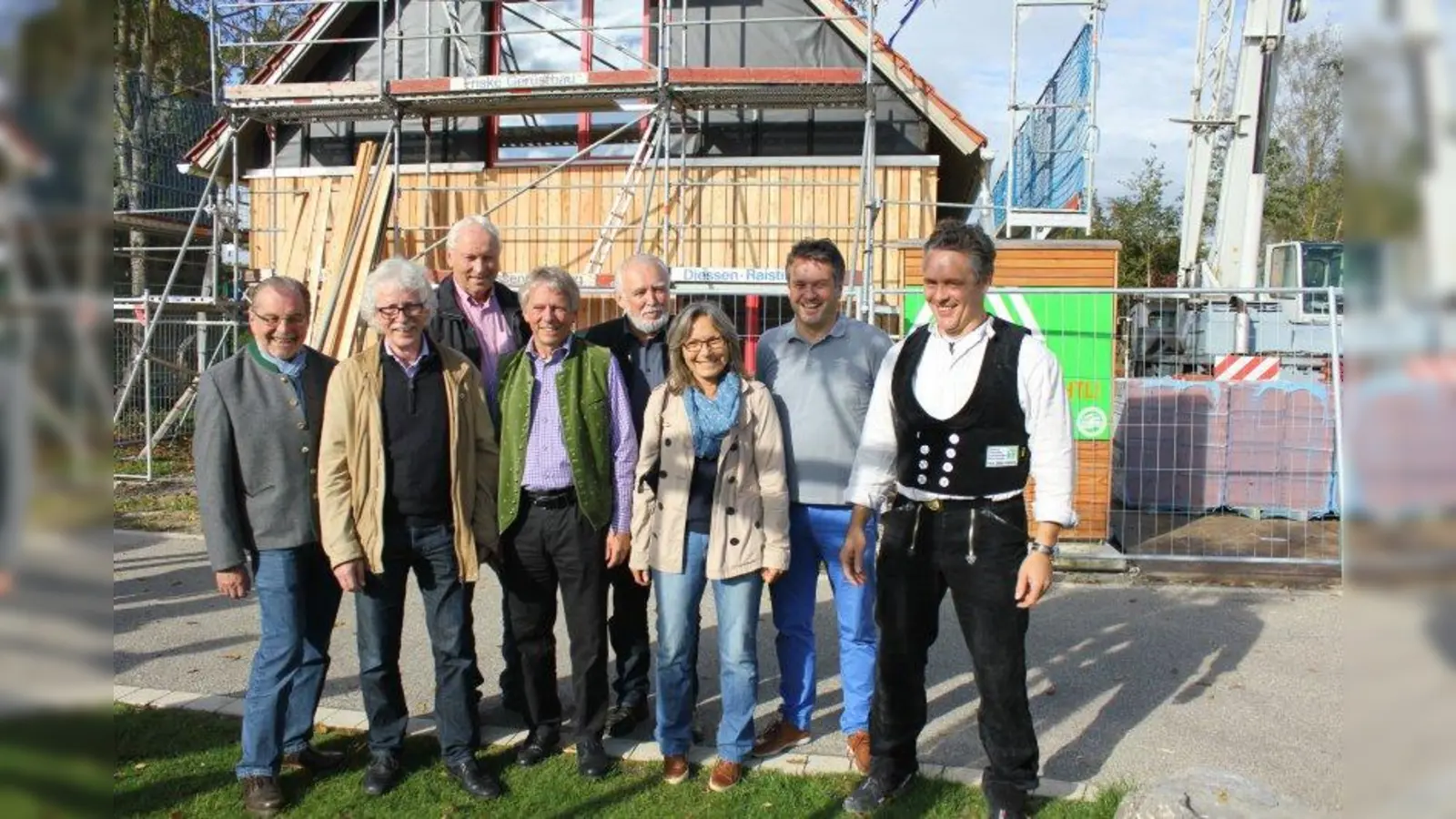 Freuten sich über den Baufortschritt: v.l. Willi Mundigl vom Landesverband der Naturfreunde, Roman Brugger, Peter Weigert, Peter Heizer, Architekt Hans Hübner, Anneliese Bradel sowie Stefan Fichtl und Martin Arlt. (Foto: us)