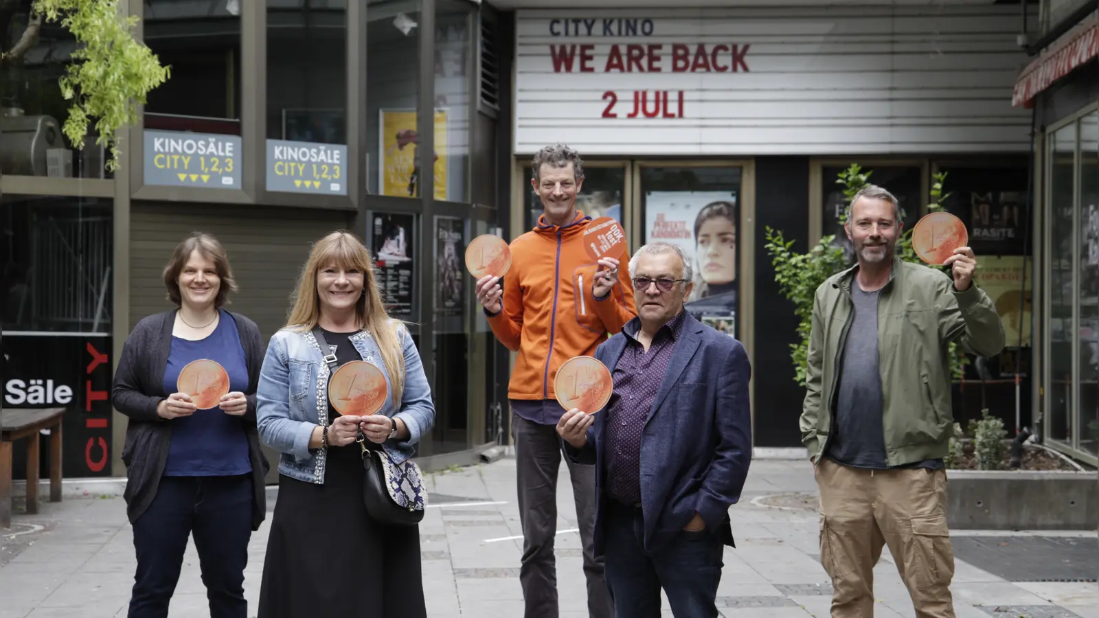 Große Freude bei den Kinoleitern (v.l.): Anne Harder (Neues Maxim), Kerstin Schmidt (Rio Filmpalast), Daniel Sponsel (DOK.fest München), Daniel Kuonen (Rio Filmpalast) und Bruno Börger (City/Atelier). (Foto: Ute Bolmer)