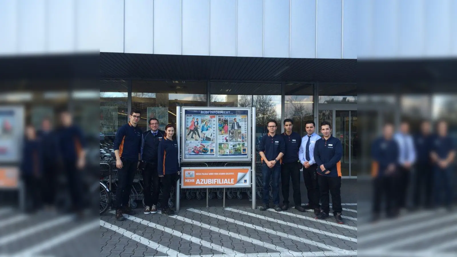 Noch bis zum 20. März haben die Azubis in der Unterschleißheimer ALDI SÜD Fililae das Zepter in der Hand (v.l.): Muhamed Kovacevic, Wolfgang Schuder, betreuender Filialleiter, Michelle Banzer, Raffaele Fazio, Demhat Mecitoglu, Murat Sahin, betreuender Filialleiter, und Johannes Kleinschmidt. (Foto: ALDI SÜD)