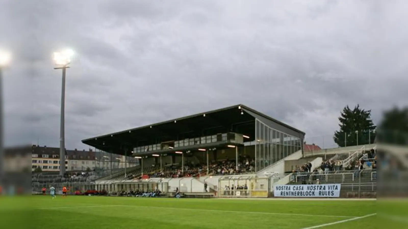 Muss während des Umbaues auf die Haupttribüne ausweichen: Der Rentnerblock im Sechzger-Stadion.  (Foto: A. Wild)