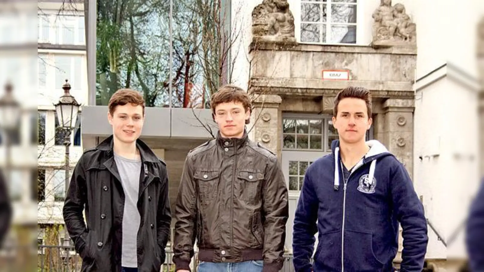 Michael Plank, Flint Kapusta und Lukas Mosquera (v.l.) organisieren gemeinsam mit weiteren Schülern den ersten Münchner Schulhindernislauf. 	 (Foto: js)