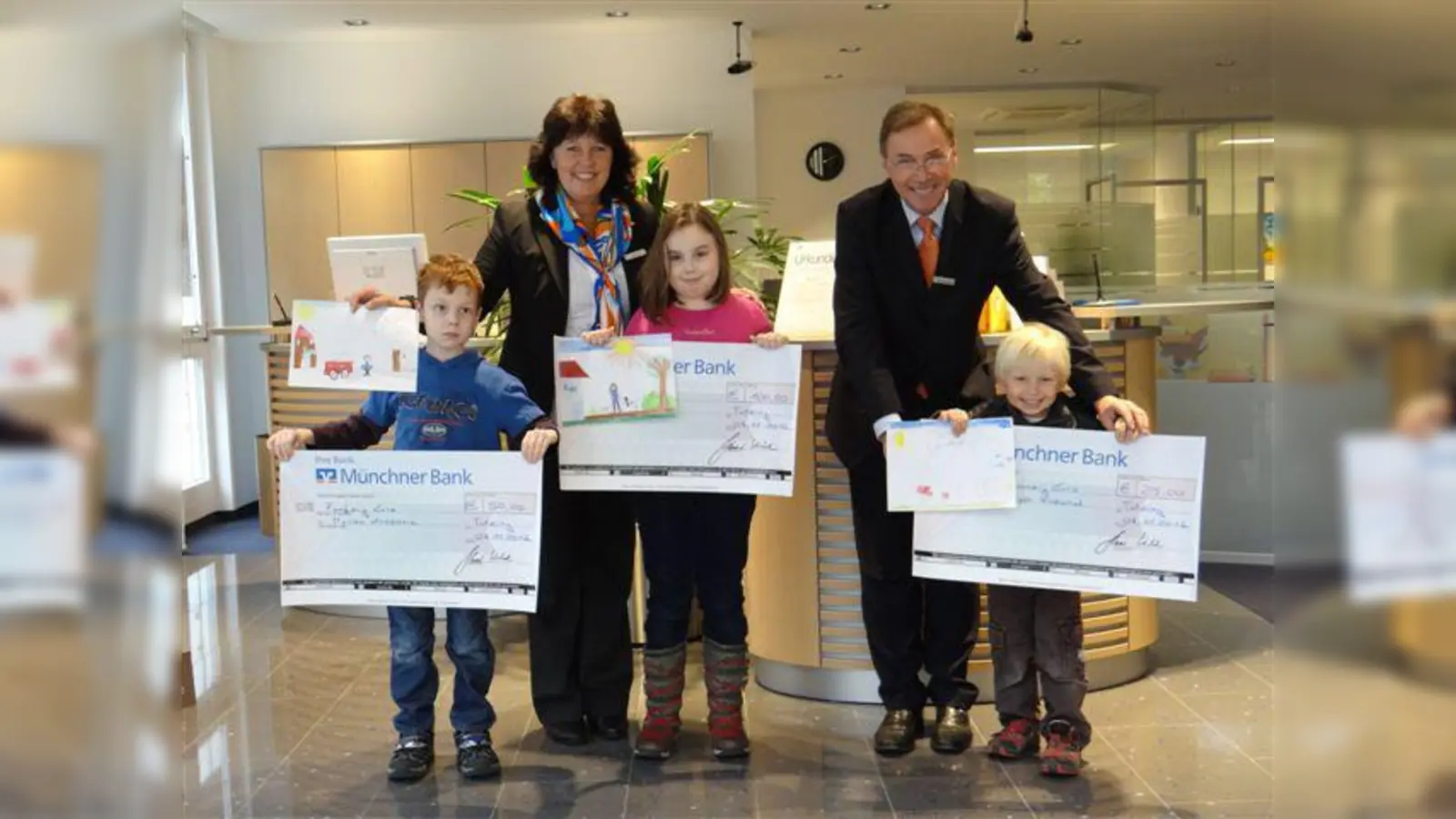 Evelyn Kräkel, Kundenberaterin der Münchner Bank, und Wolfgang Glaser, Leiter der Münchner Bank Geschäftsstelle in Tutzing, überreichten Marko Knezovic (l.),  Kristina Knezovic (m.) und Christoph Freund (r.) ihre verdienten Preise. (Foto: pi)