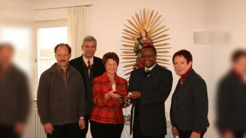 Die Musikschule Planegg-Krailling sammelte bei ihrem Adventskonzert für die Renovierung des Pfarrhauses St. Elisabeth. „Unsere Spende soll ein symbolischer Dank sein“, sagte Thomas Schaffert (links) bei der Spendenübergabe. Neben ihm Thomas Roy, Karin Wolf, Anicet Mutonkole und Ingeborg Bogner (v.l.). (Foto: US)