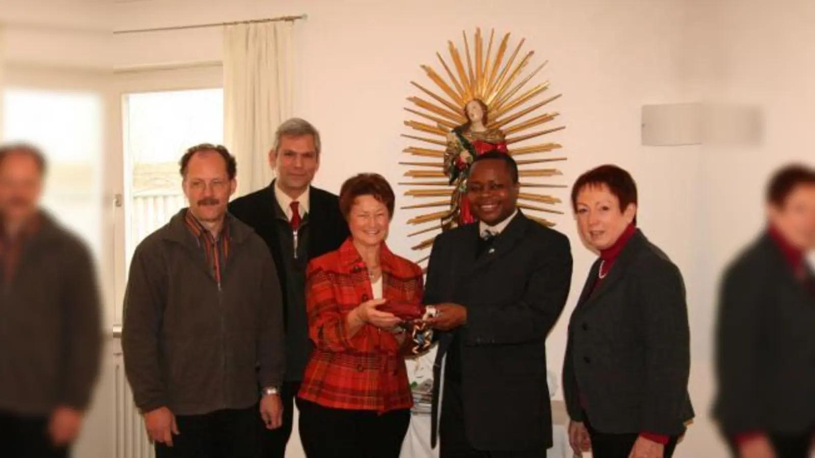 Die Musikschule Planegg-Krailling sammelte bei ihrem Adventskonzert für die Renovierung des Pfarrhauses St. Elisabeth. „Unsere Spende soll ein symbolischer Dank sein“, sagte Thomas Schaffert (links) bei der Spendenübergabe. Neben ihm Thomas Roy, Karin Wolf, Anicet Mutonkole und Ingeborg Bogner (v.l.). (Foto: US)