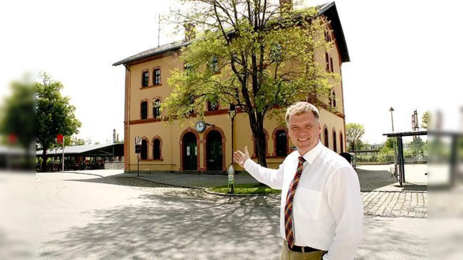 Bürgermeister Stefan Schelle freut sich, dass nach jahrelangem Hin und Her das historische Bahnhofsgbäude nun der Gemeinde gehört.	 (Foto: hol)