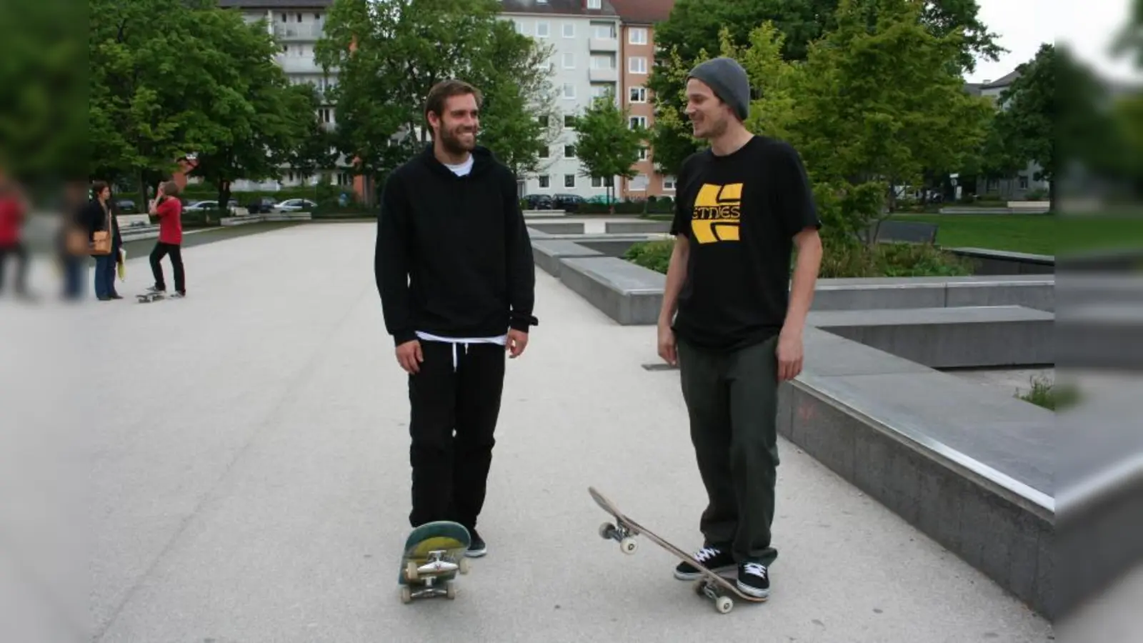 Michael Bischofer (l.) und Robinson Kuhlmann wollen mit anderen Skatern alles dafür tun, um den „spot“ am Georg-Freundorfer-Platz für ihren Sport zu retten. (Foto: tg)