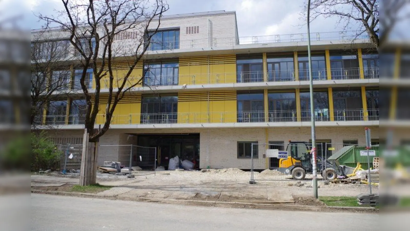 Hier, in der neu benannten Von-der-Pfordten-Straße, soll künftig der Haupteingang zur Camerloher-Schule sein. (Foto: kö)