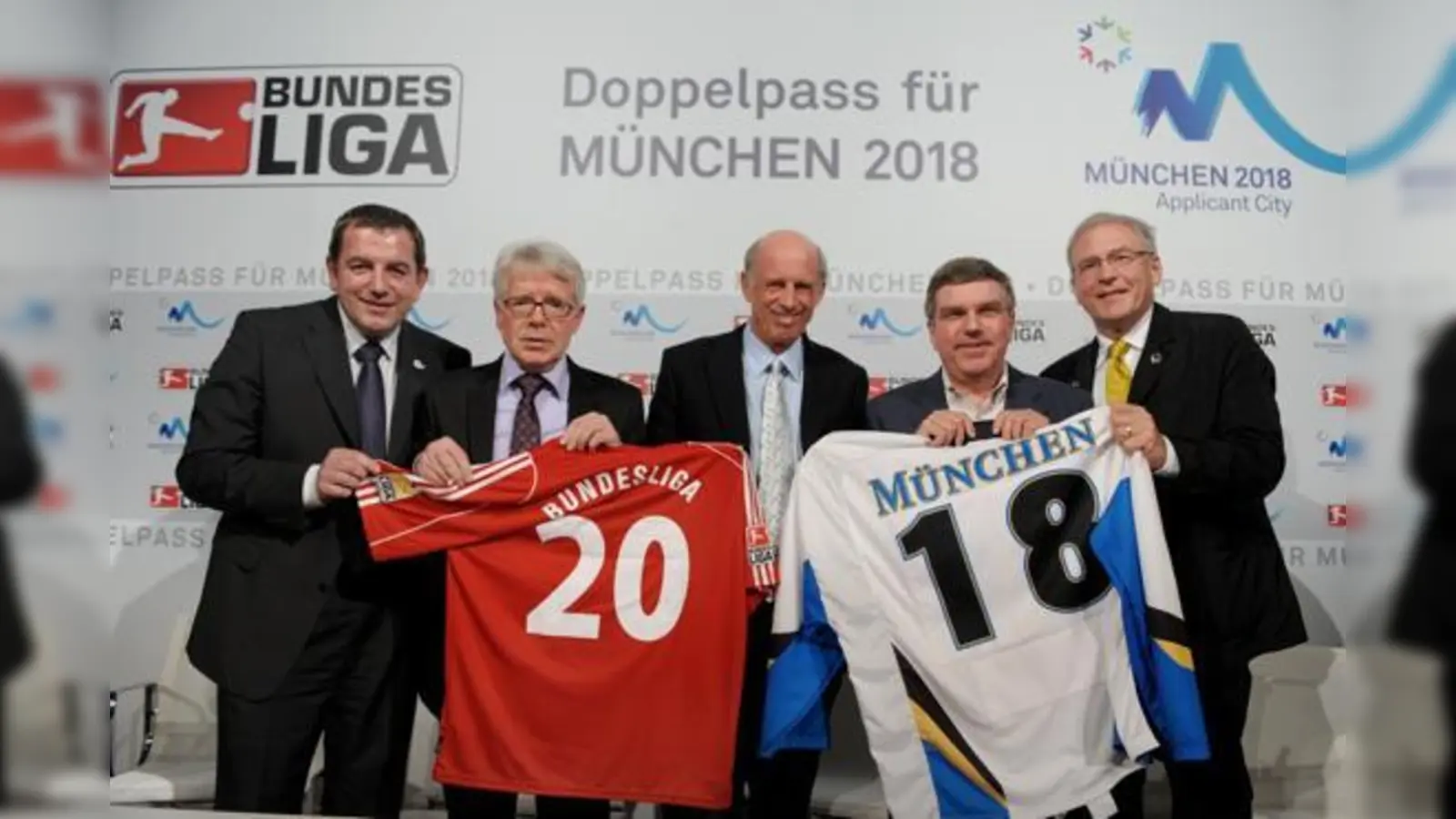 Trikottausch (v.li.): Tom Bender, Dr. Reinhard Rauball, Willy Bogner, Thomas Bach und Dr. Michael Vesper.  (Foto: © picture alliance / München 2018)