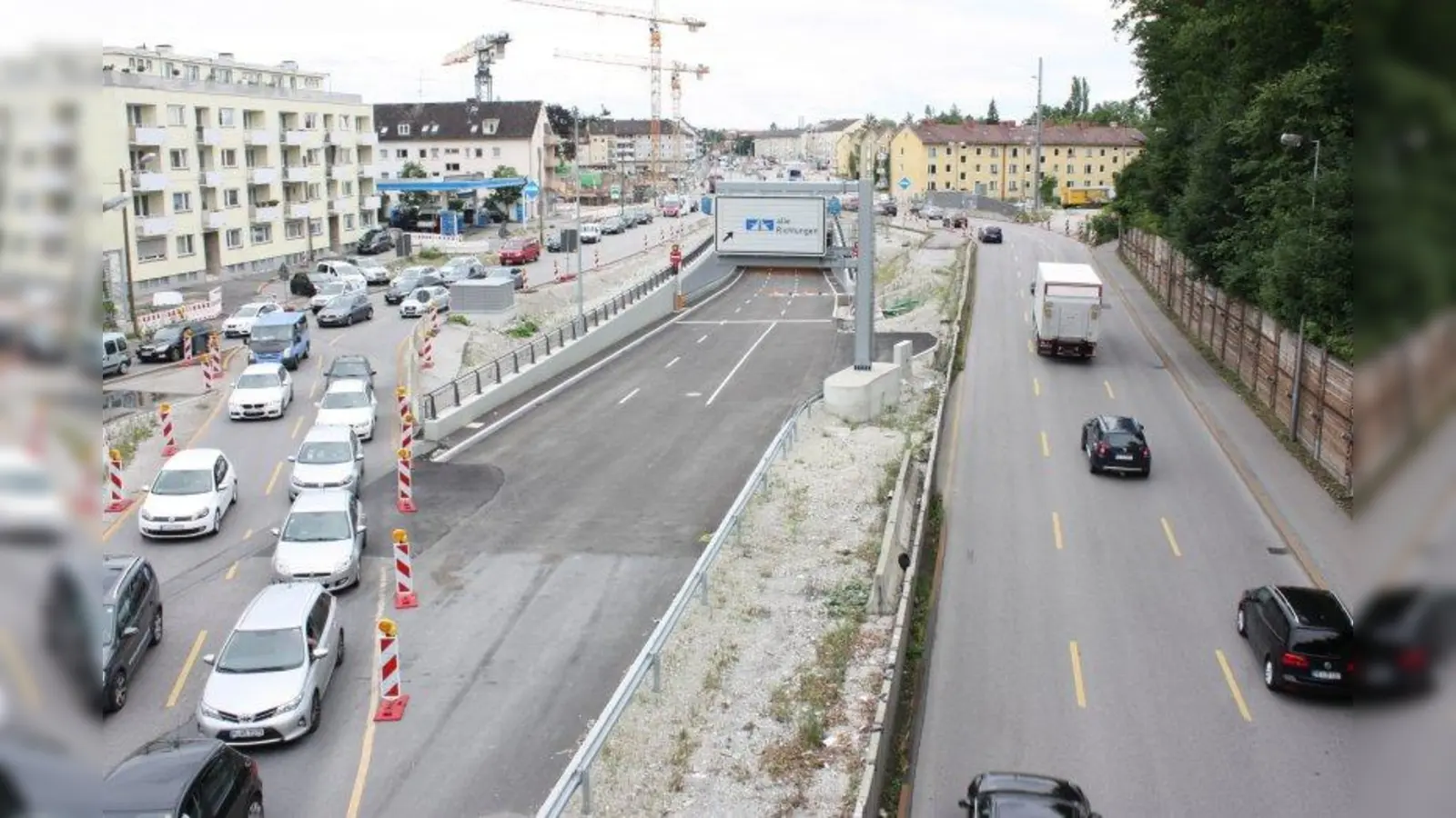 Wer auf der Garmischer Straße südwärts will, muss nächste Woche in den Tunnel hinein (Zufahrt in der Mitte). Der oberirdische Teil der Garmischer Straße (ganz rechts) wird gesperrt, um den Anschluss zur Preßburger Straße herzurichten. (Foto: job)