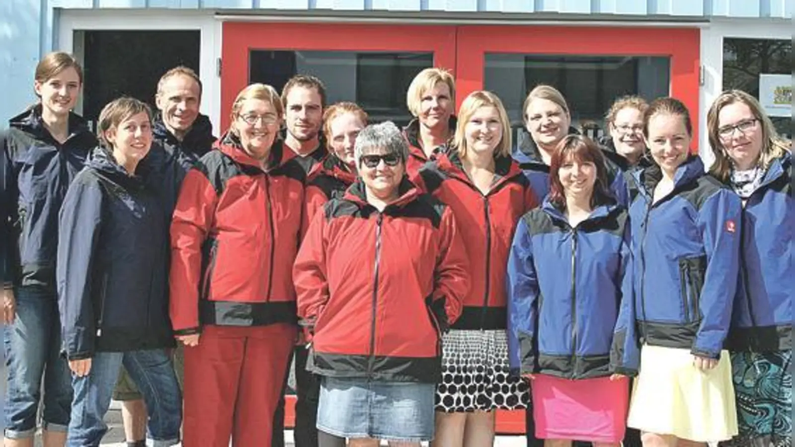 Die Gemeinde Grasbrunn stattete die Kinderwelt-Mitarbeiter mit neuen Regenjacken aus.	 (Foto: privat)