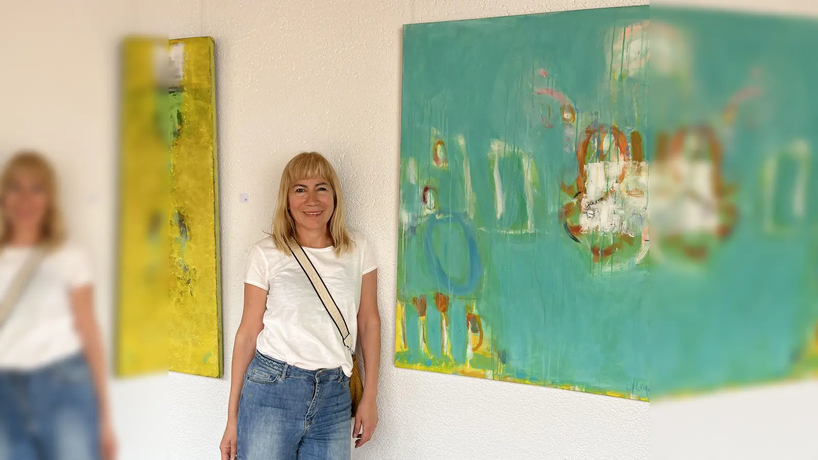 Olivia Hayashi vor einem ihrer Werke. Die Künstlerin stellt derzeit im Haus der bayerischen Landwirtschaft aus. (Foto: Hayashi)