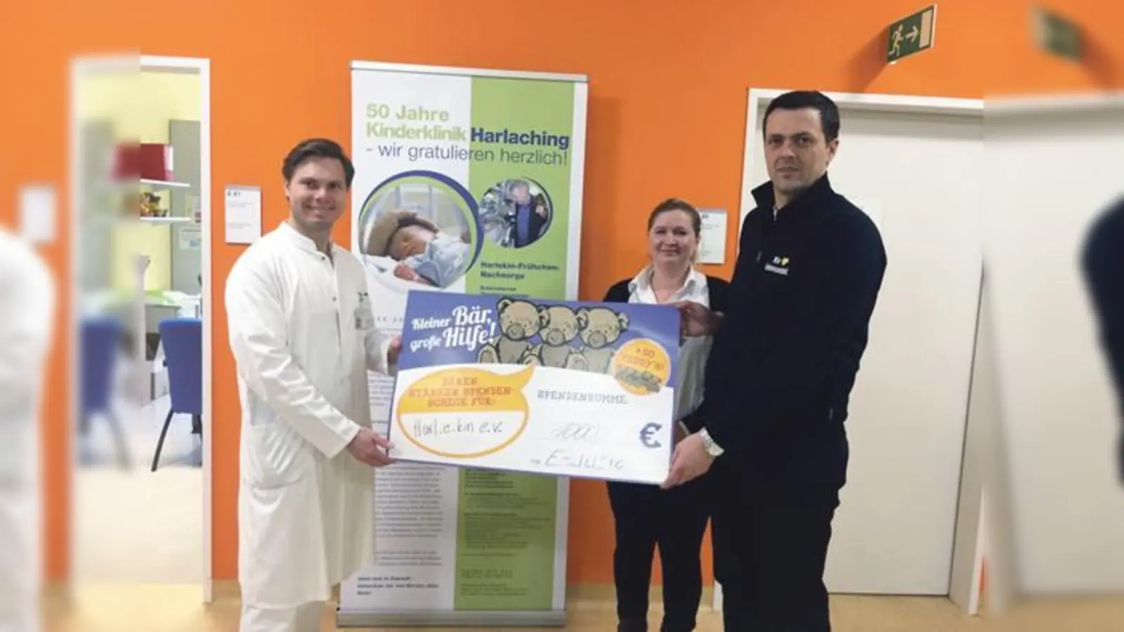 Teddybärchen für den guten Zweck: Familie  Jusic übergibt die bärenstarke Spende an den Harlachinger Kinderarzt Dr. med. Dr. med. univ. Florian Bauer. 	 (Foto: VA)