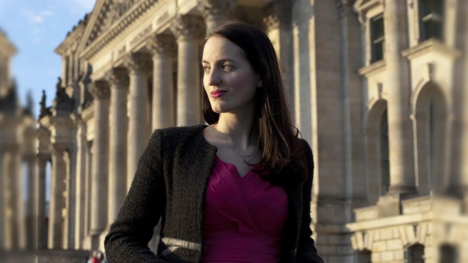 MdB Julia Obermeier vor dem Reichstaggebäude in Berlin. (Foto: privat)