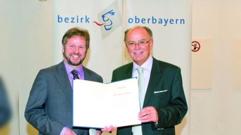 Stephan Schwaiblmair (links) erhielt aus den Händen von Bezirkstagspräsident Mederer die Bezirksmedaille. (Foto: pi)