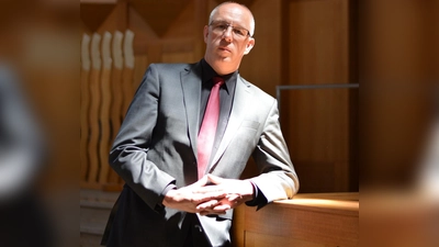 Klaus Geitner spielt pfingstliche Orgelmusik in der Himmelfahrtskirche. (Foto: Richard Stry)