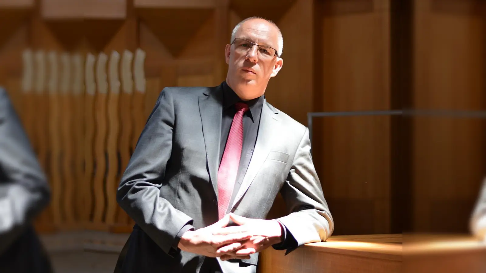 Die musikalische Brücke zwischen dem Barock und der Gegenwart schlägt Kirchenmusikdirektor Klaus Geitner an der großen Simon-Orgel. (Foto: Richard Stry)