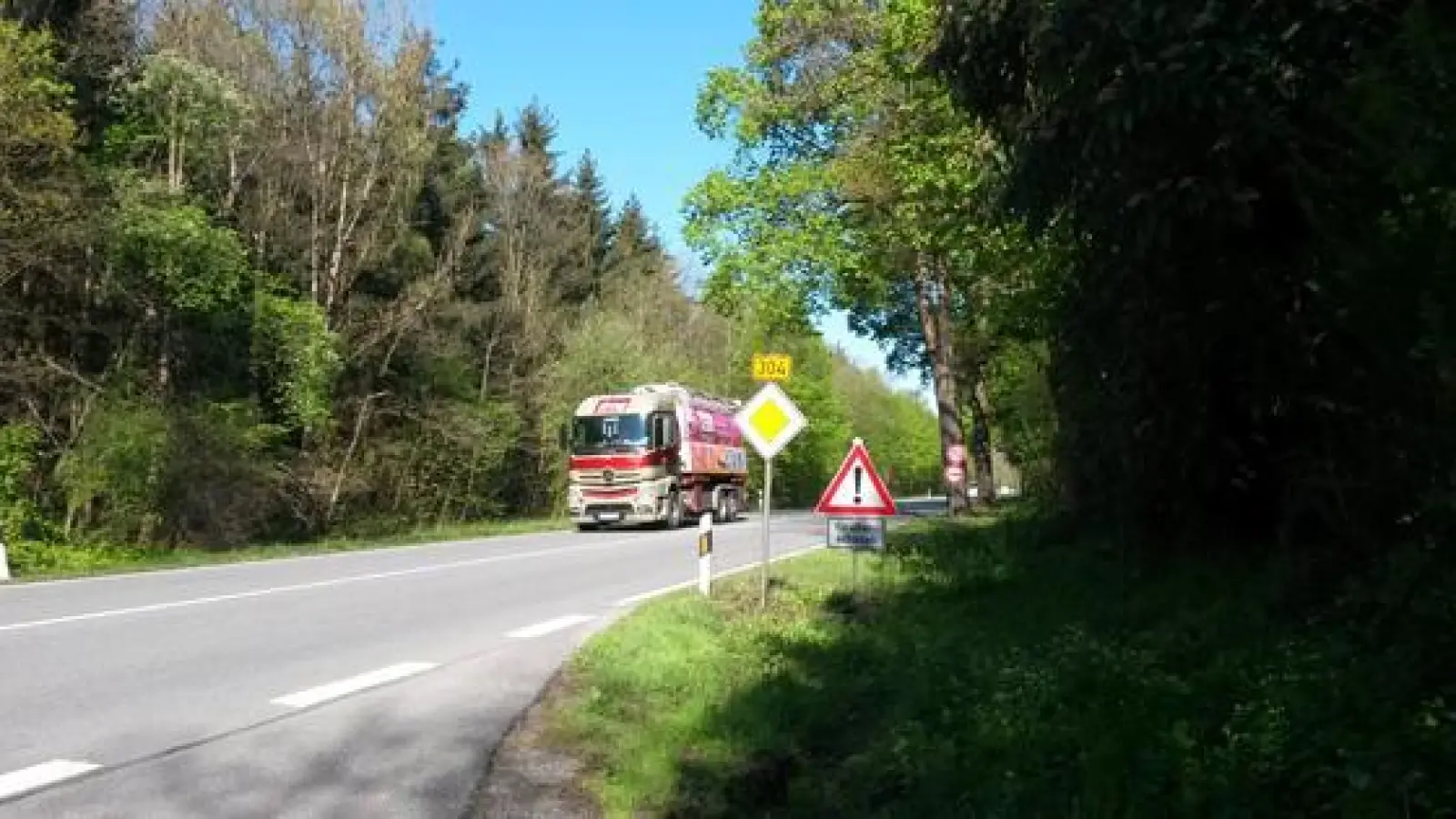 In der zweiten Augustwoche (7. bis 12. August) wird die B 304 bei Eglharting auf 1,7 Kilometern wegen Bauarbeiten komplett für den Straßenverkehr gesperrt.	 (Foto: Stefan Dohl)