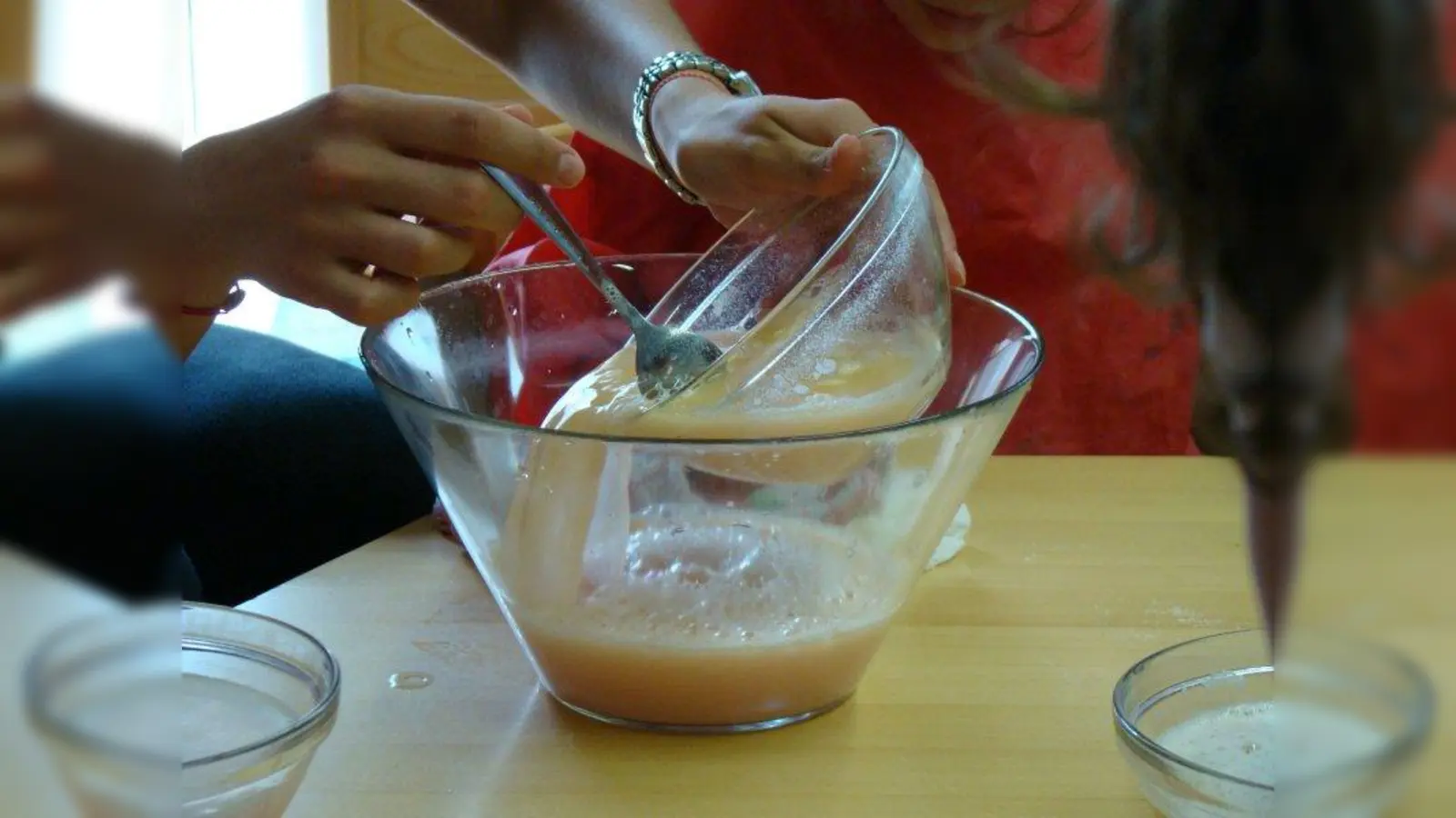 „Was passiert, wenn...” - Experimente machen den Kindern besonders viel Spaß. (Foto: pst)