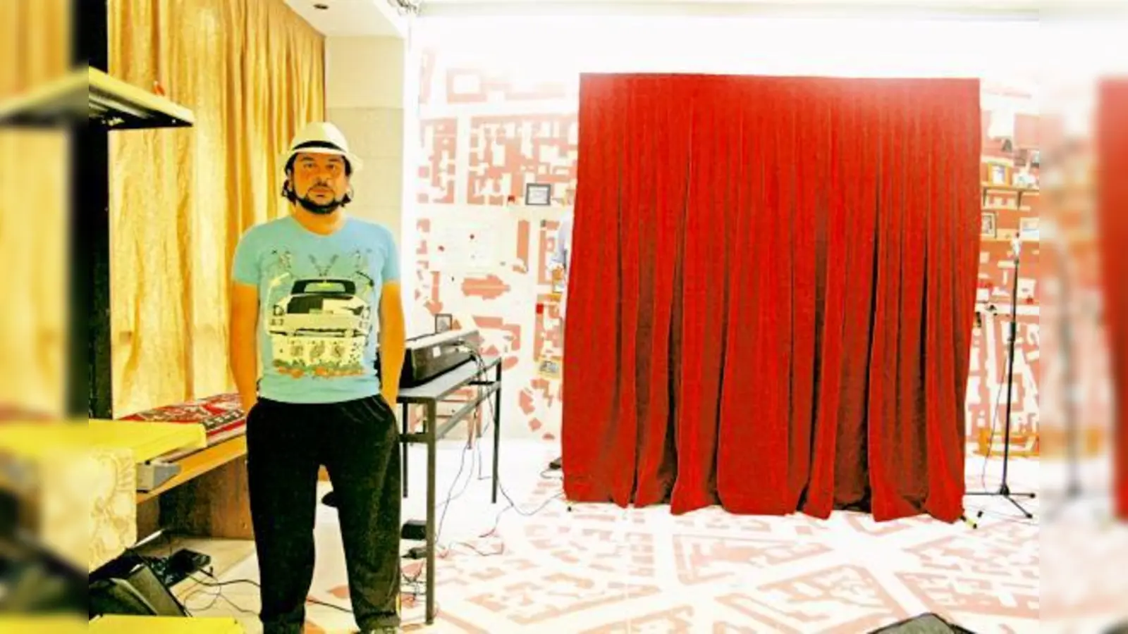 Das Haus in der Goethestraße 30 ist ab Freitag Zentrum des Kulturprojekts »Munich Central«: Regisseur Bülent Kullukcu bei Proben von »Rettet die Vögel«. 	 (F.: js)